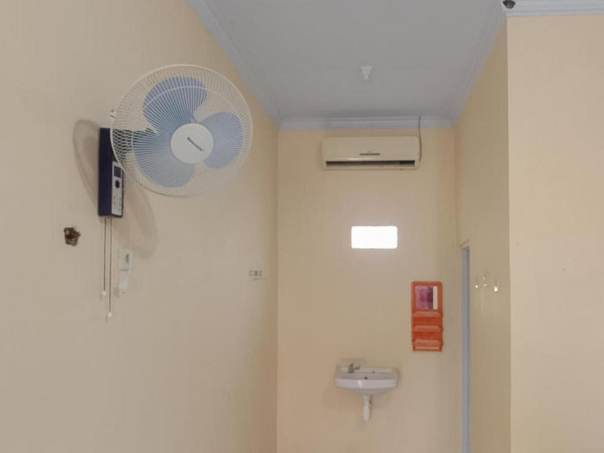 Zulfina Homestay Syariah Mitra Reddoorz Banyuwangi  Exterior foto
