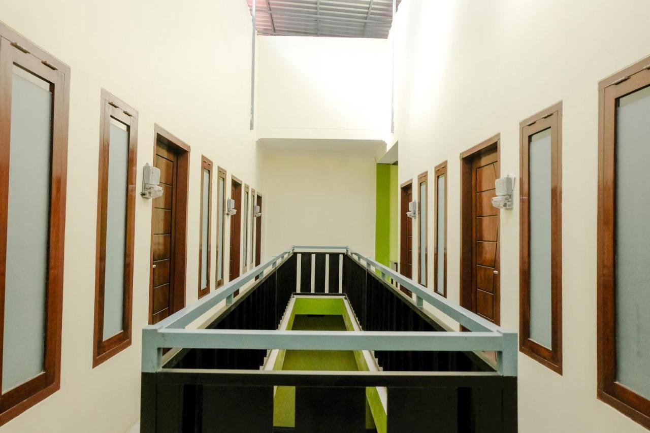 Zulfina Homestay Syariah Mitra Reddoorz Banyuwangi  Exterior foto